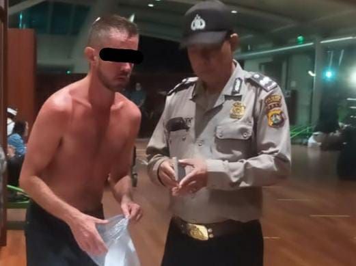 podiumnews.com-Bule AS Mabuk Ganggu Perempuan di Bandara